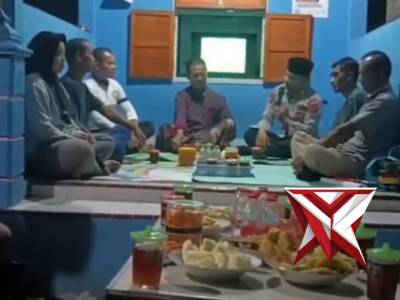 Kapolsek Panekan Sambang Pos kamling lakukan sosialisasi call center 110.