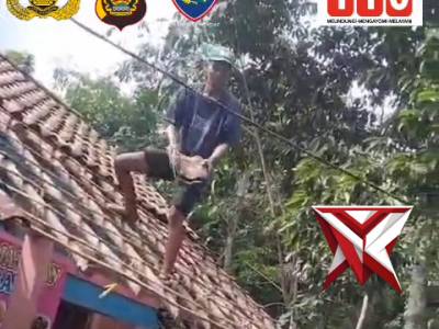 AS 7. Bhabinkamtibmas Dampingi Survey Bedah Rumah HUT Bhayangkara - PoliceTube