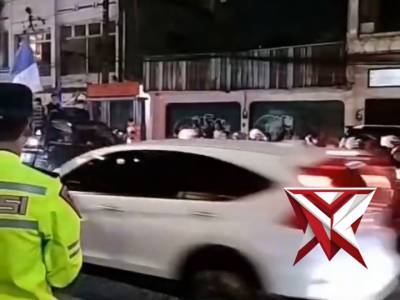 Personel Polres Cimahi melaksanakan Pengaturan Lalu Lintas dan Pengamanan pawai Bobotoh Persib di se - PoliceTube