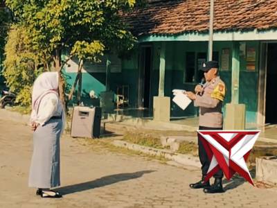 Dekat dengan Pelajar, Kanit Binmas Polsek Kesamben Pimpin Upacara Bendera