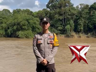 Anggota Bhabinkamtibmas Polsek Karang Jaya melaksanakan giat cek debit air antisipasi banjir