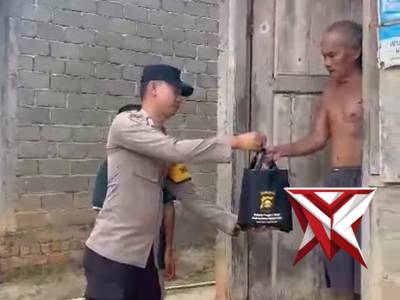 7. Bhabinkamtibmas Polsek Tungkal Jaya memberikan bantuan sembako