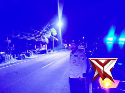 Anggota Polsek Klakah melaksanakan patroli malam hari