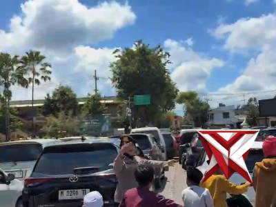 Polwan Polres Sumenep PAM dan GATUR LALIN Sholat Jum'at