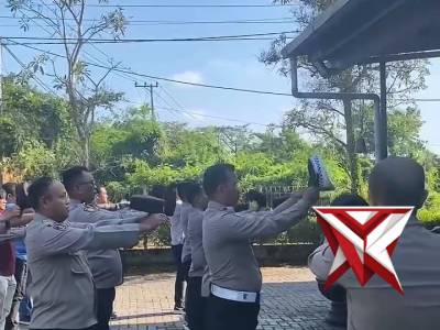 " Tingkatkan kedisiplinan Dalam Berpenampilan, Pawas Polsek KPL Periksa Kerapian Personel "