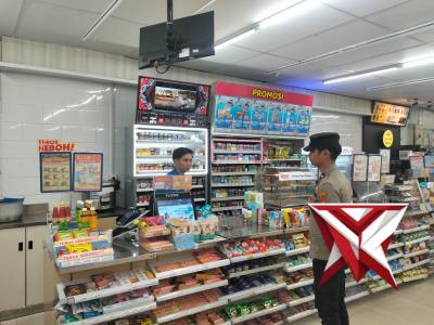 Anggota Polsek Klakah melaksanakan patroli di malam hari