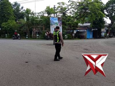 Personel Polsek Kanor Berikan Pengaturan Arus Lalu Lintas di Jalan PUK