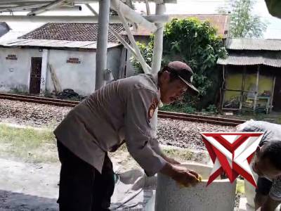 Anggota Polsek Jatiroto membantu masyarakat