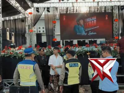 Tim JibomSatbrimob Polda Jateng Melakukan Sterilisasi Venue Pengajian Akbar di Wilkum Polres Brebes - PoliceTube