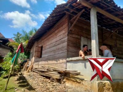 AS 15. Bhabinkamtibmas Polsek Tanjung Agung dan Perkim Survei Lokasi Bedah Rumah
