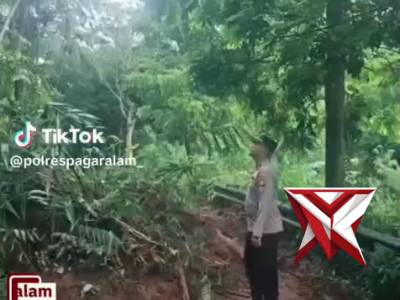 Sigap piket pawas polres Pagaralam mendatangi TKP tanah longsor - PoliceTube