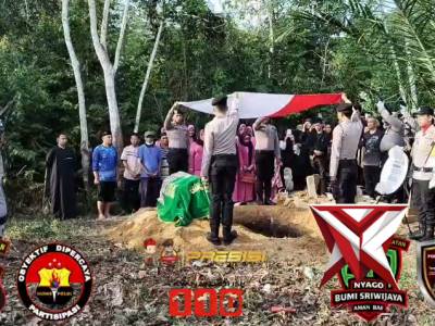 Ir19
WAKA POLRES MUARA ENIM PIMPIN UPACARA PEMAKAMAN