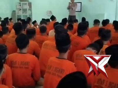 Bktm Polsubsektor Gerih sosialisasi dan penyuluhan di MTsN 1 Ngawi - PoliceTube