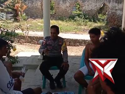 Bhabinkamtibmas desa abusur polsek kisar laksanakan giat sambang kepada warga - PoliceTube