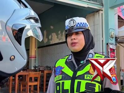 Polres Tulungagung Sosialisasikan Penggunaan Helm Yang Benar Kepada Pengguna Jalan - PoliceTube