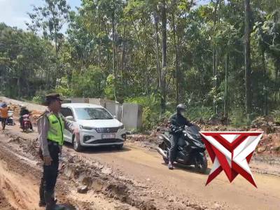 Kapolsek Bantur laksanakan pengaturan lalu lintas pada jalan menuju kawasan pantai selatan