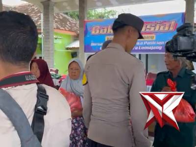 Anggota polsek pasirian melaksanakan bhakti sosial kepada warga masyarakat