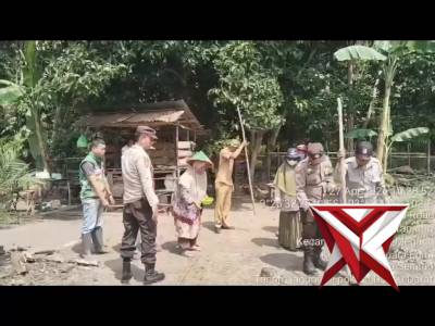 Personil Polsek Gunung Megang melaksanakan giat penanaman jagung dalam rangka program ketahanan pang - PoliceTube