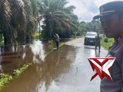 PEMBERIAN TANDA PADA JALAN YANG SUDAH TERENDAM BANJIR DI DESA MANDI ANGIN (3) - PoliceTube
