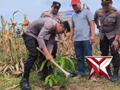 Penanaman Pohon oleh Kapolres Kuansing - PoliceTube