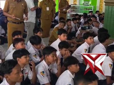 Kapolsek Poncol memberikan pembinaan karakter tentang tertib lalu lintas kepada siswa-siswi SMPN I P
