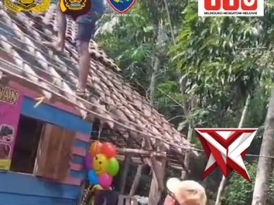 AC 2. Bhabinkamtibmas Dampingi Survey Bedah Rumah HUT Bhayangkara