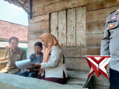 DA 2. Bhabinkamtibmas Polsek Tanjung Agung dan Perkim Survei Lokasi Bedah Rumah