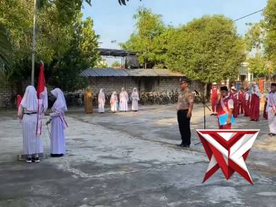 Polsek Kalitengah Polres Lamongan melaksanakan giat upacara bendera di SD Negeri Sugihwaras