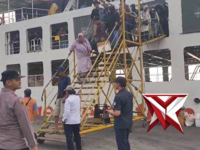 Polsek Kawasan Pelabuhan melaksanakan PAM Kedatangan kapal KMP Gili Iyang situasi Aman - PoliceTube