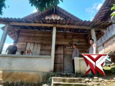 HK 13. Bhabinkamtibmas tanjung agung dan Dinas Perkim Survei Lokasi Bedah Rumah Warga