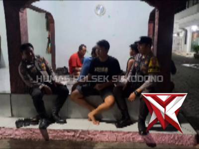 Kanit Binmas Polsek Sukodono Berikan Himbauan Kamtibmas Kepada Petugas Jaga Poskamling