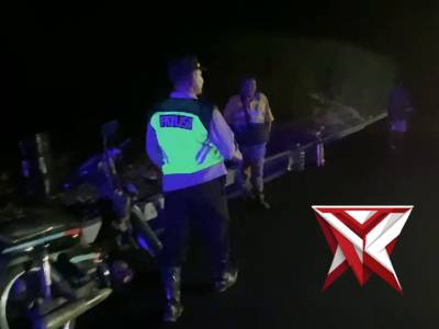 Kapolsek Bantur patroli pada petugas pelebaran jalan di desa Bantur
