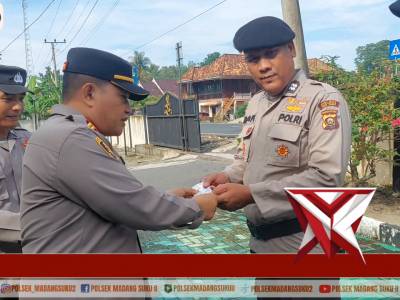 Kapolsek Madang Suku II memberikan Vitamin kepada anggota