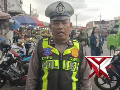 Giat Pelayanan Lalin sore hari dan Aipda Mas Edi Efendi Live Report pada titik kemacetan Lawang