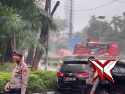 Di tengah guyuran hujan, semangat pengabdian tetap tak surut.