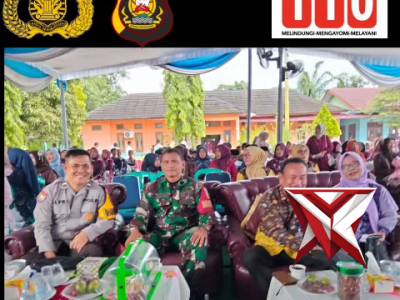 BP 17. Bhabinkamtibmas hadir dalam acara pelepasan dan penyerahan kembali siswa/siswi kelas IX SMP N - PoliceTube