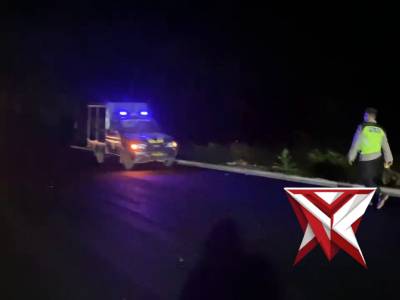 Kapolsek Bantur Laksanakan patroli malam pada petugas pelebaran jalan berikan himbauan kamtibmas
