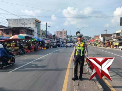 Pengaturan Arus Lalin sore hari dan Briptu Elton Pujo Live Report pada titik kemacetan di Lawang