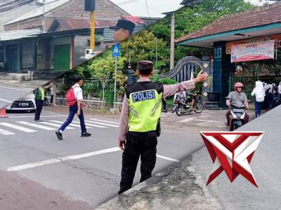 Polsek Semen melaksanakan kegiatan Sapa Pagi sebagai bentuk pelayanan prima kepada masyarakat. Perso - PoliceTube