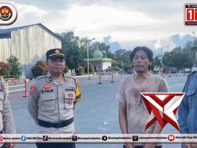 Pamapta 3 Polres OKU Timur membantu mobil yang tersangkut di pembatas jalan.