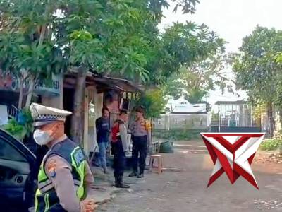 Polsek Pakal lakukan patroli jalan kaki untuk mengingatkan warga waspadai aksi curanmor