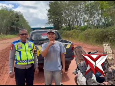 Aipda Pitoyo dan Briptu Krisma saat sedang melaksanakan Patroli diperbatasan melihat pengendara sep