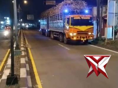 Anggota Lalu Lintas Polsek Lawang pengaturan arus lalin contra flow arah s
Surabaya Malang