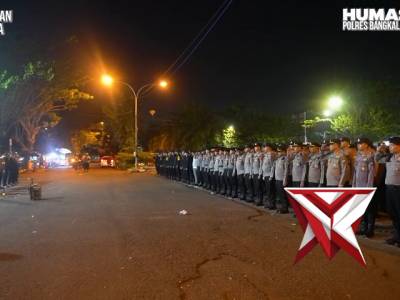 PENGAMANAN PERTANDINGAN SEPAK BOLA BRI LIGA 1 ANTARA MADURA UNITED FC VS PSM MAKASSAR DI STADION GEL - PoliceTube