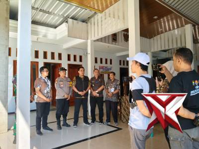Kapolsek bersama muspika kec wonosalam dalam program 'Welas'