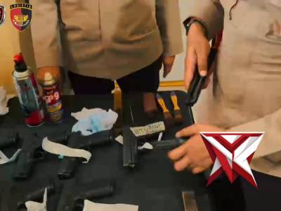 7. Kabaglog mengecek barang inventaris Polri