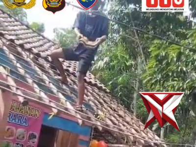 BJ 3. Bhabinkamtibmas Dampingi Survey Bedah Rumah HUT Bhayangkara