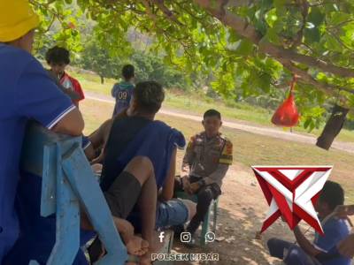 Bhabinkamtibmas desa hila laksanakan giat sambang kepada buruh di pelabuhan laut hila - PoliceTube