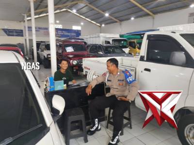 Patroli dialogids dengan Karyawan Showroom Mobil Curungrejo sampaikan Himbauan Kamtibmas