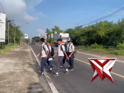 Anggota polsek tlanakan melaksanakan pamturlalin di smp negeri 1 tlanakan